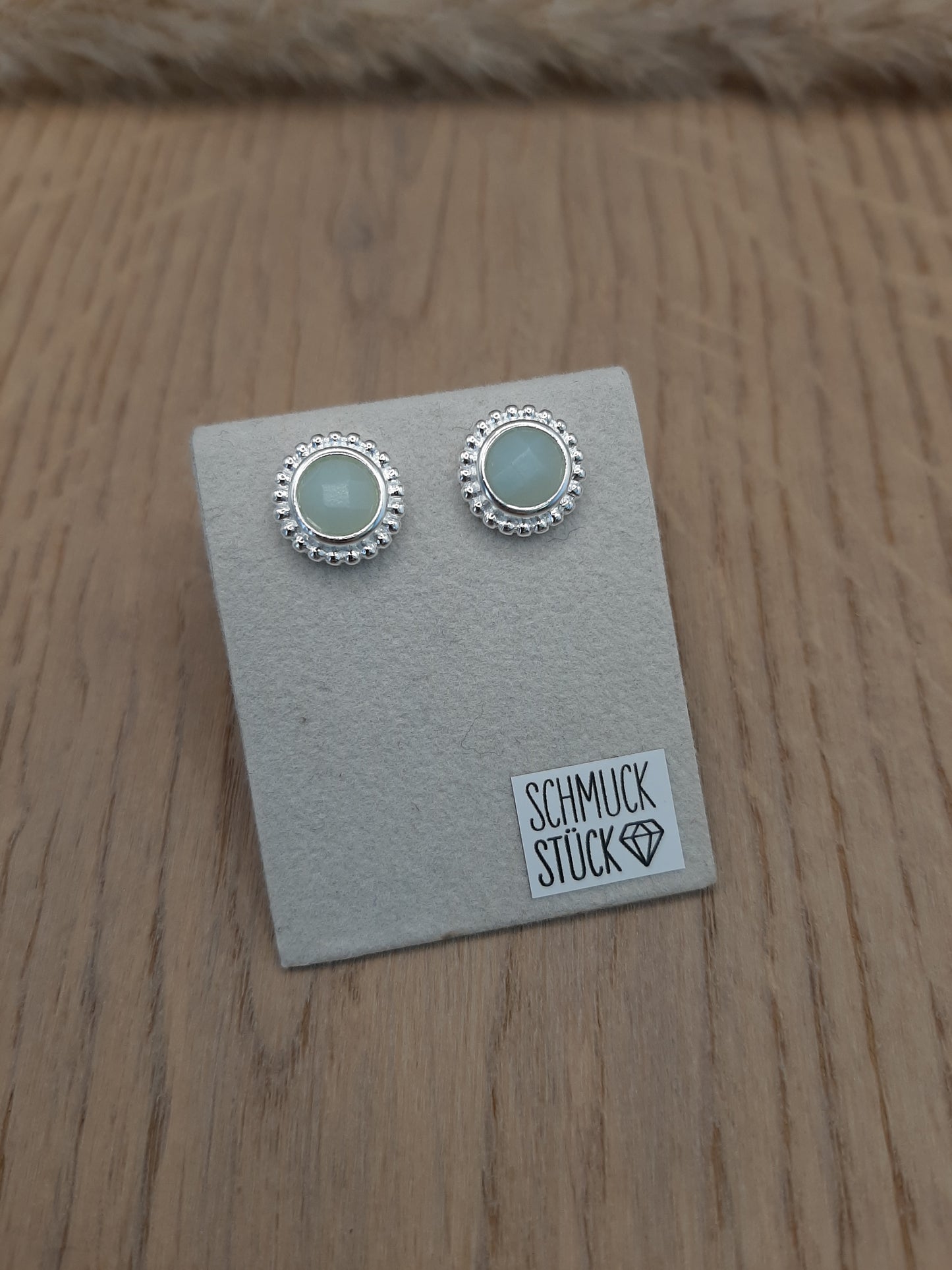 Ohrstecker mit Edelstein, verzierter Rand