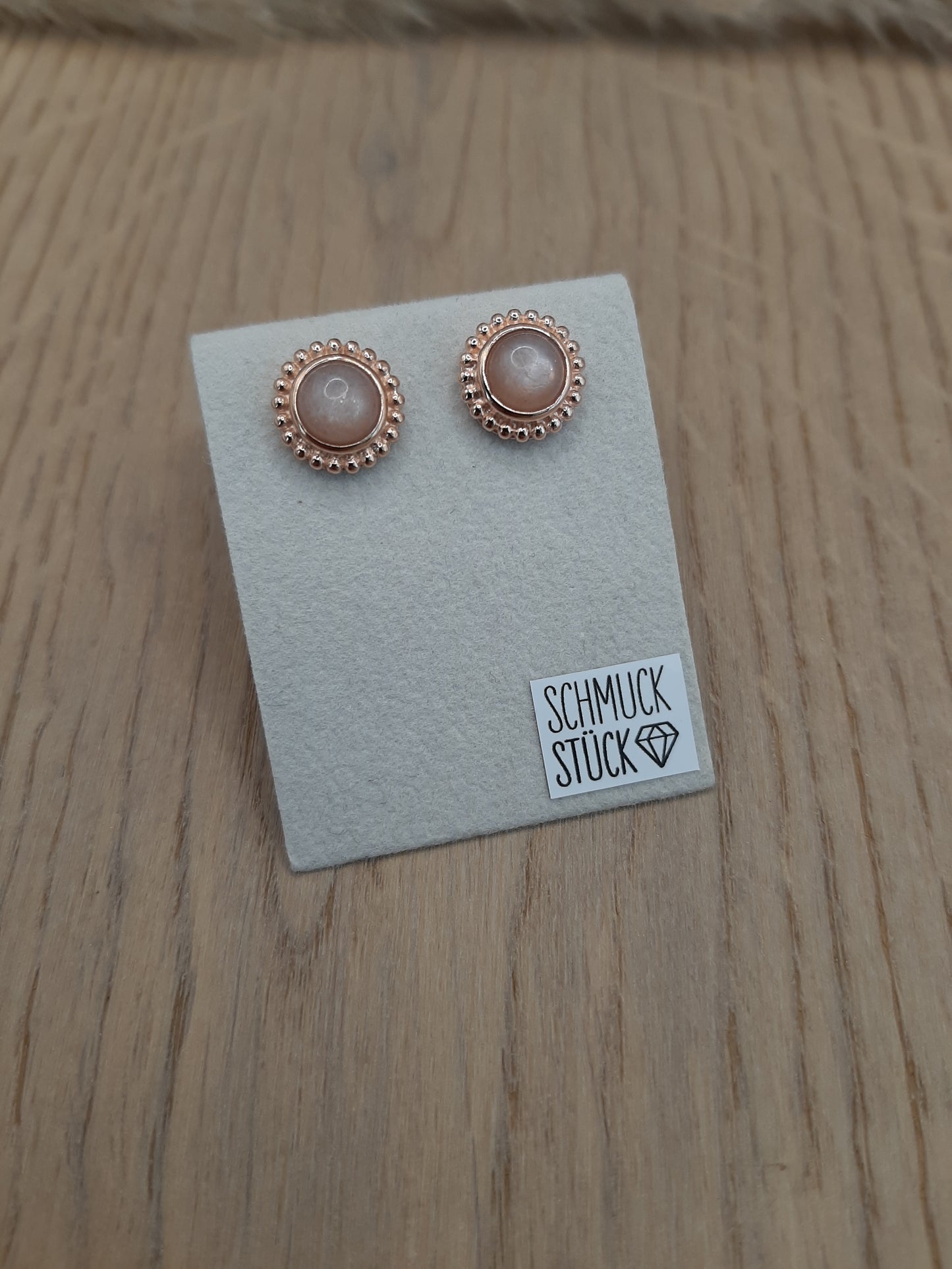Ohrstecker mit Edelstein, verzierter Rand