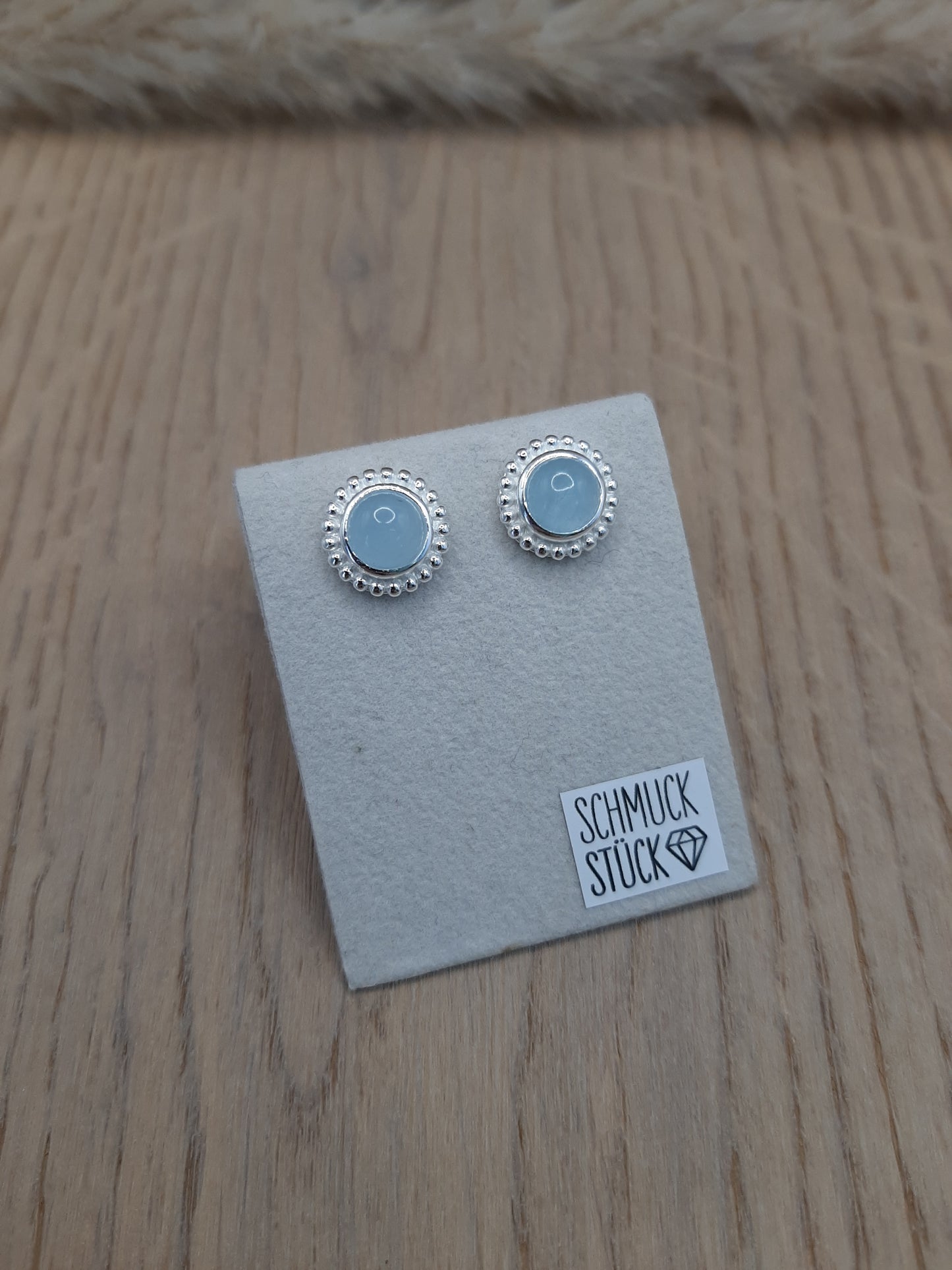 Ohrstecker mit Edelstein, verzierter Rand