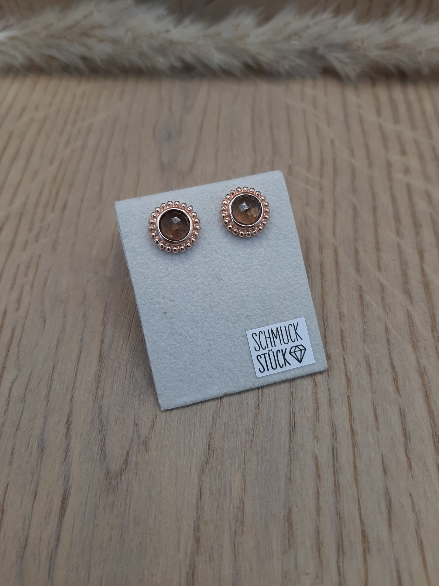 Ohrstecker mit Edelstein, verzierter Rand
