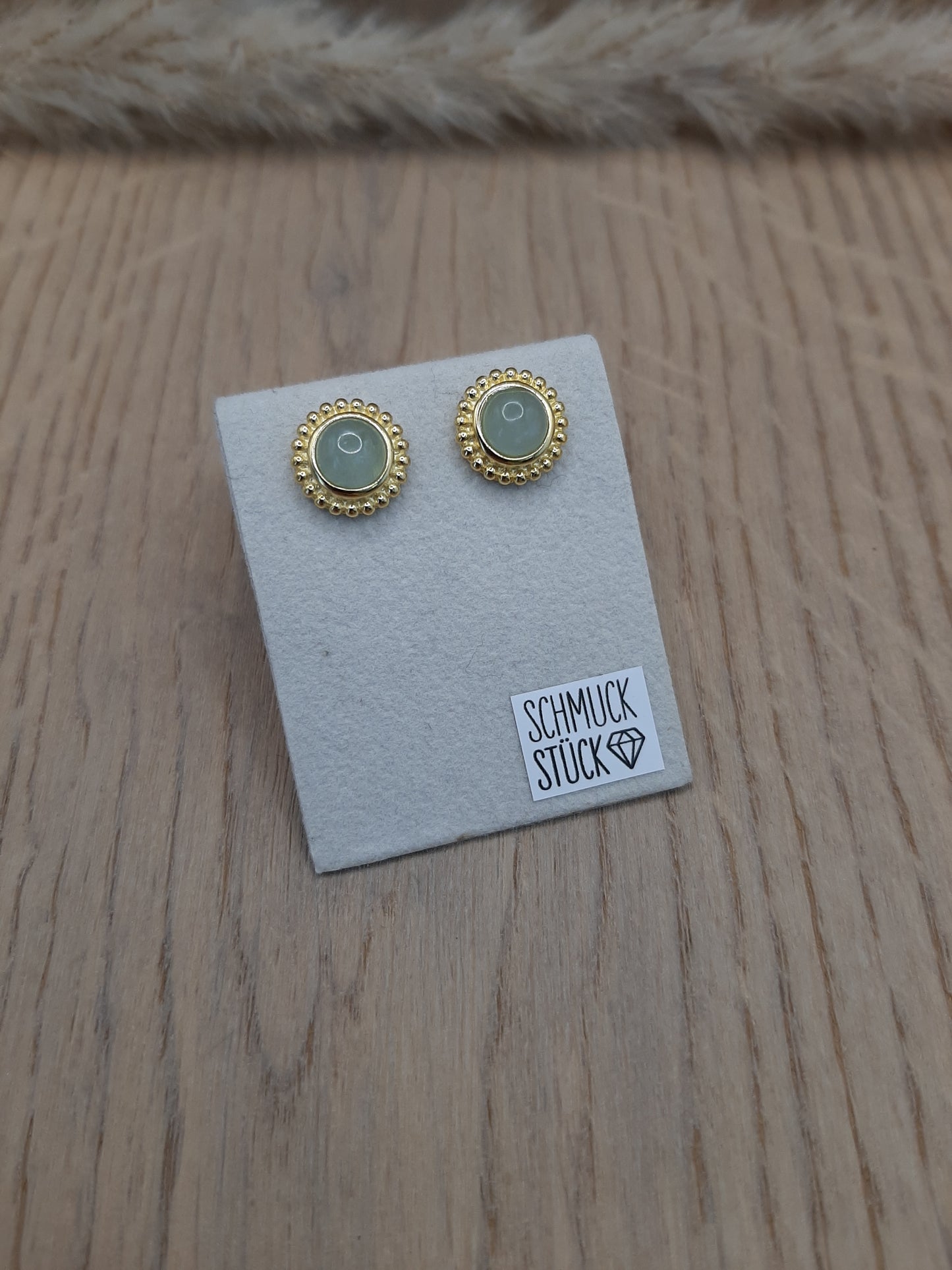 Ohrstecker mit Edelstein, verzierter Rand